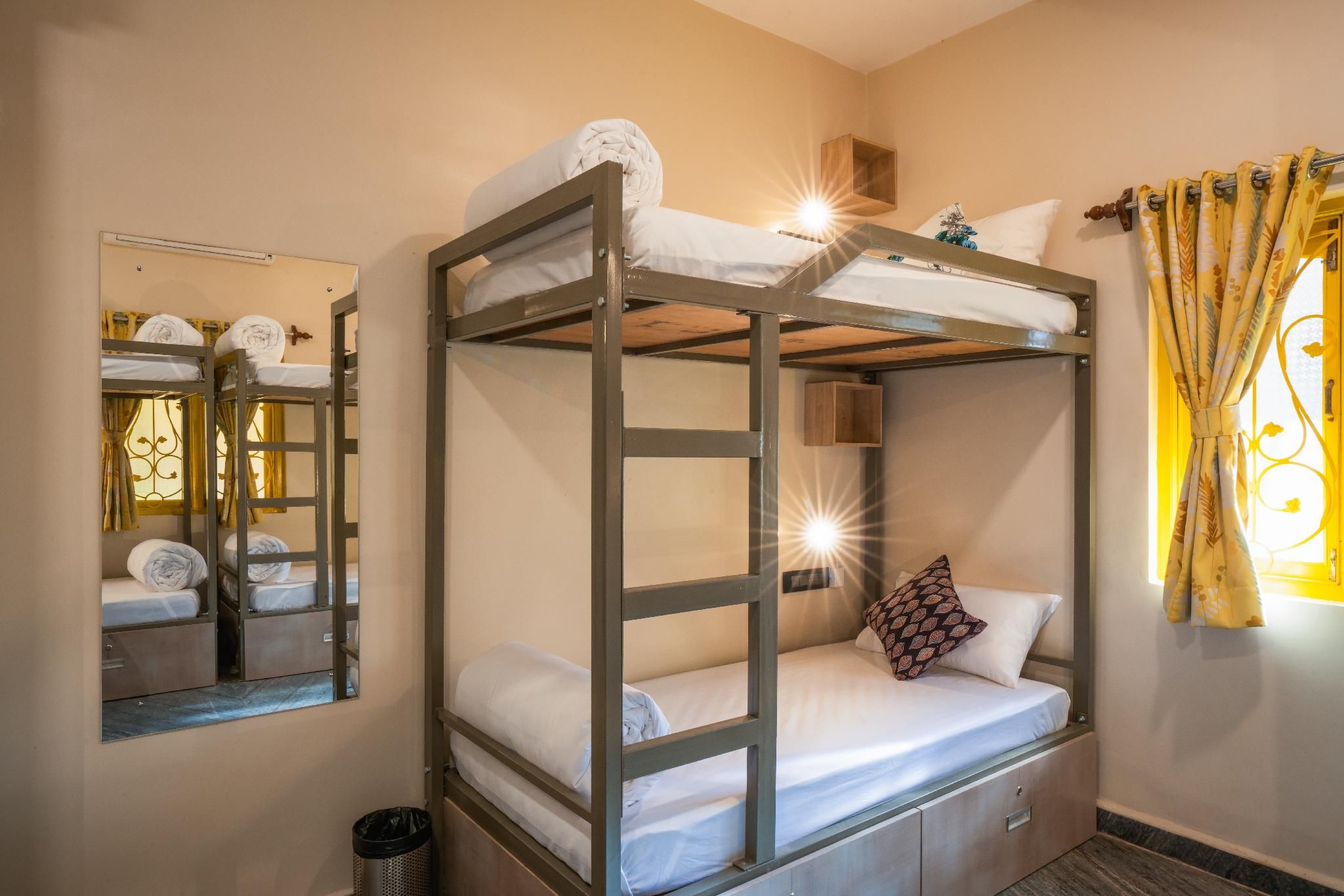 1 Person in 6-Bed Dormitory with Shared Bathroom and Air Conditioning - Mixed