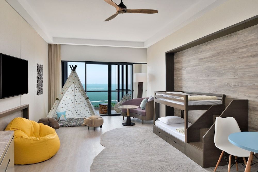 Family Room, 1 King Bed, Mountain View (Balcony)