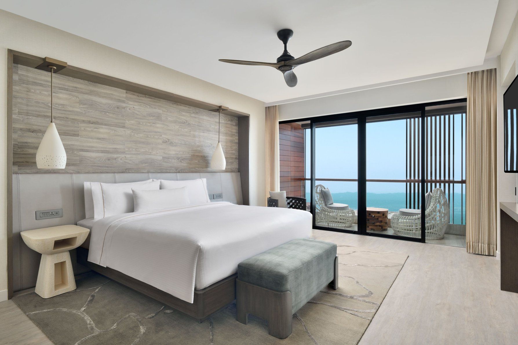 Executive Suite, 1 King, Mountain view, Balcony