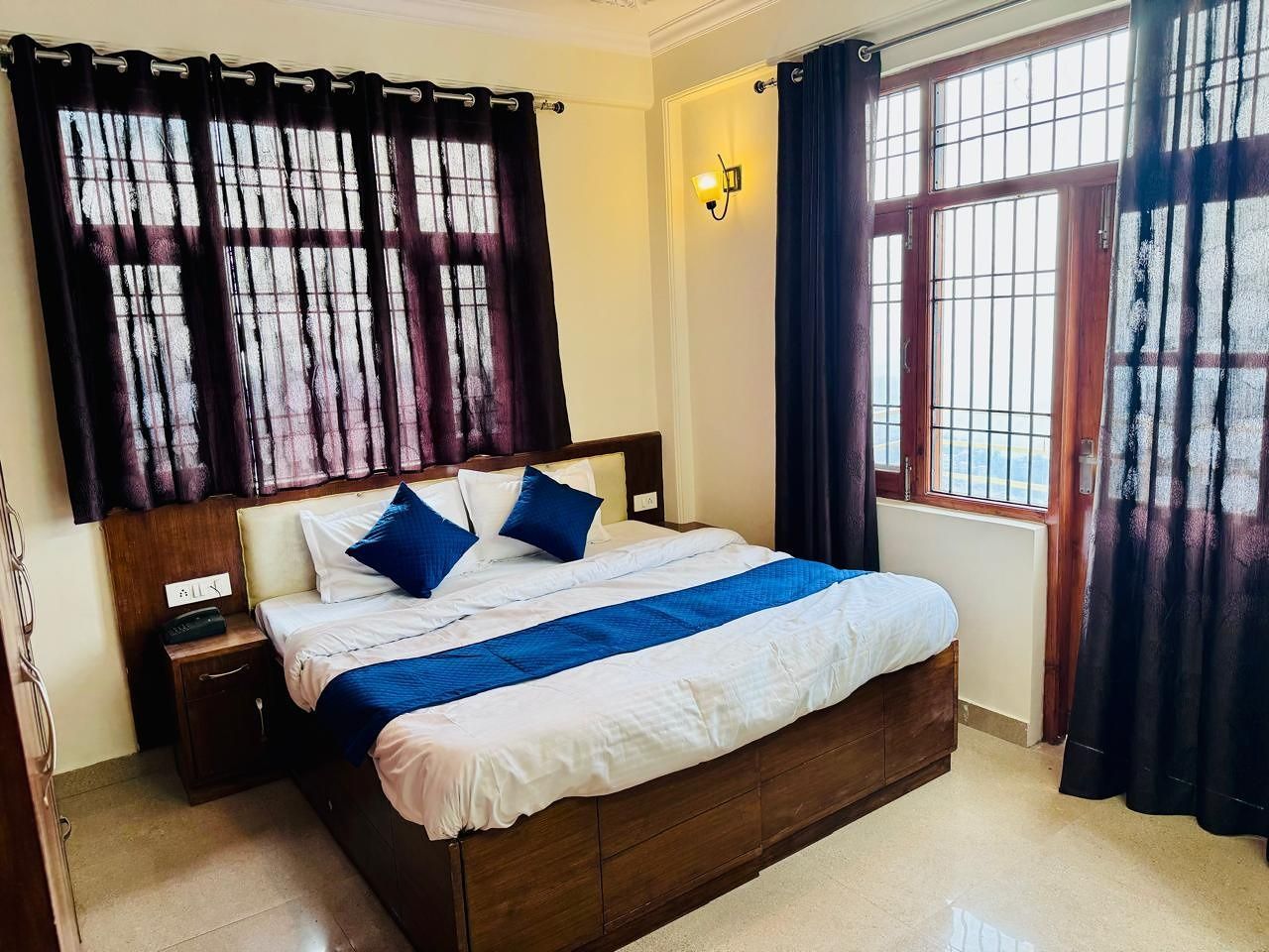 Florence Shimla Family Suite with Balcony and Mountain View 2