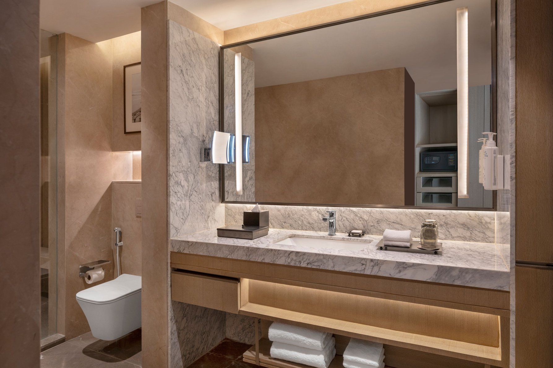 King, Marriott Executive Suite, Interior View