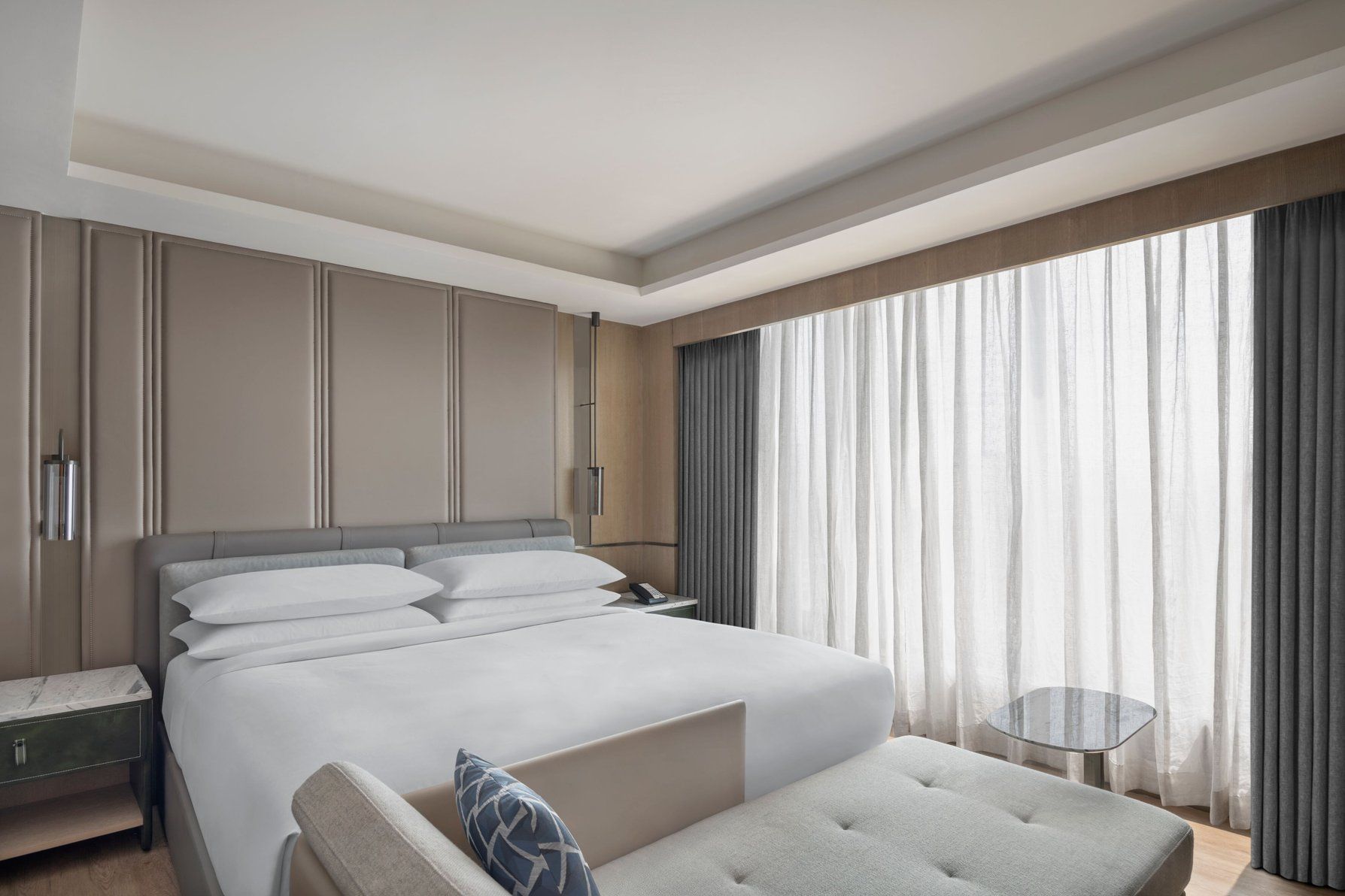 King, Marriott Executive Suite, Interior View