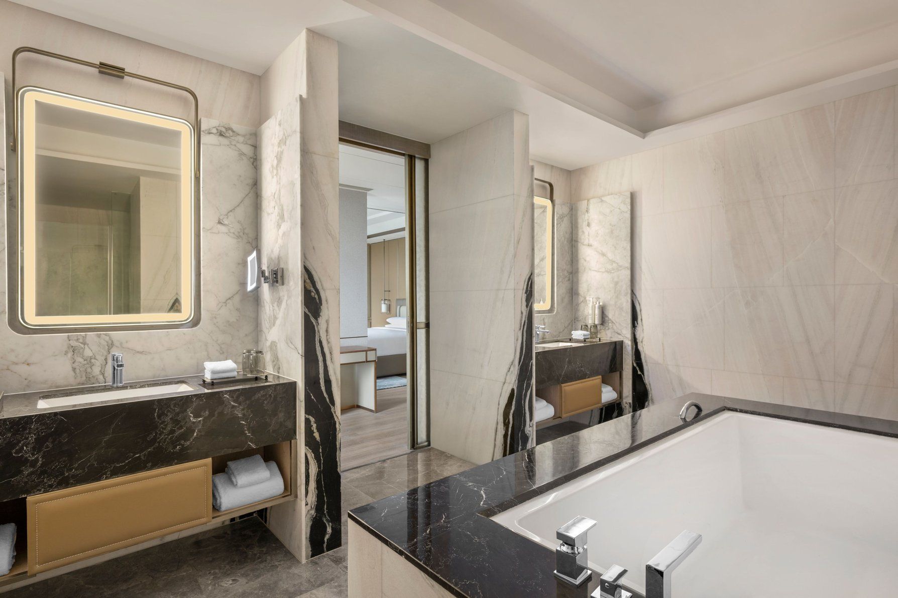 King, Marriott Penthouse, Bathroom