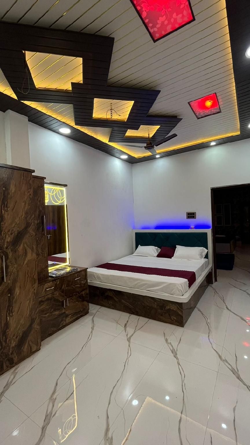 C 2 Queen Beds and 1 King Bed