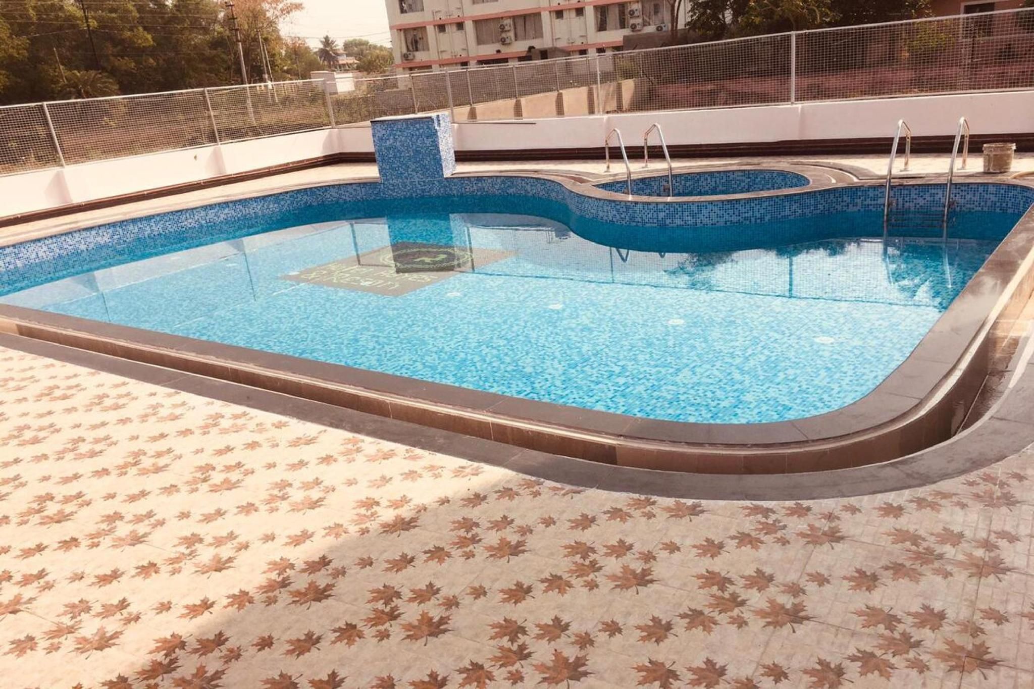 Swimming pool [outdoor]