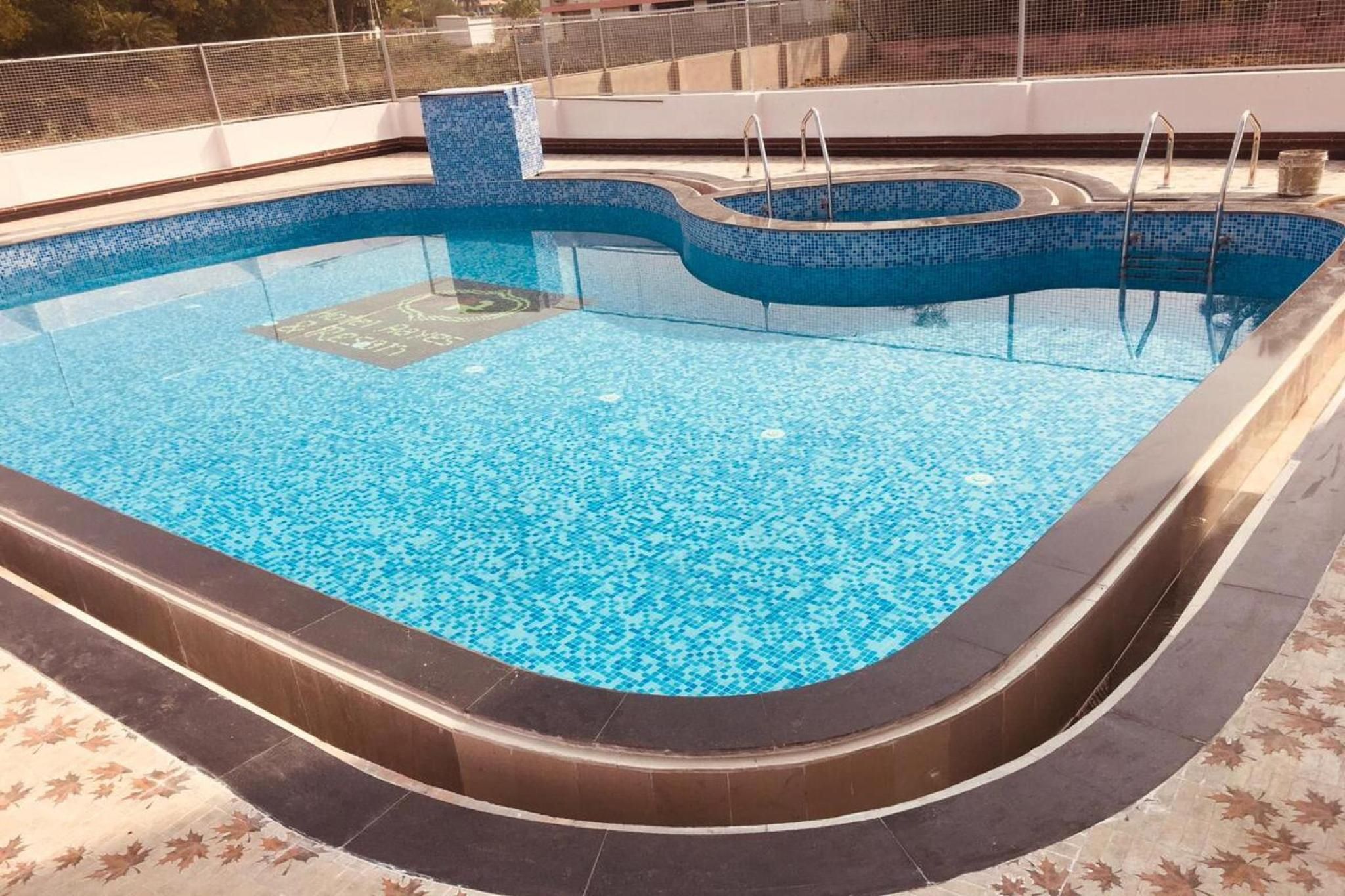 Swimming pool [outdoor]