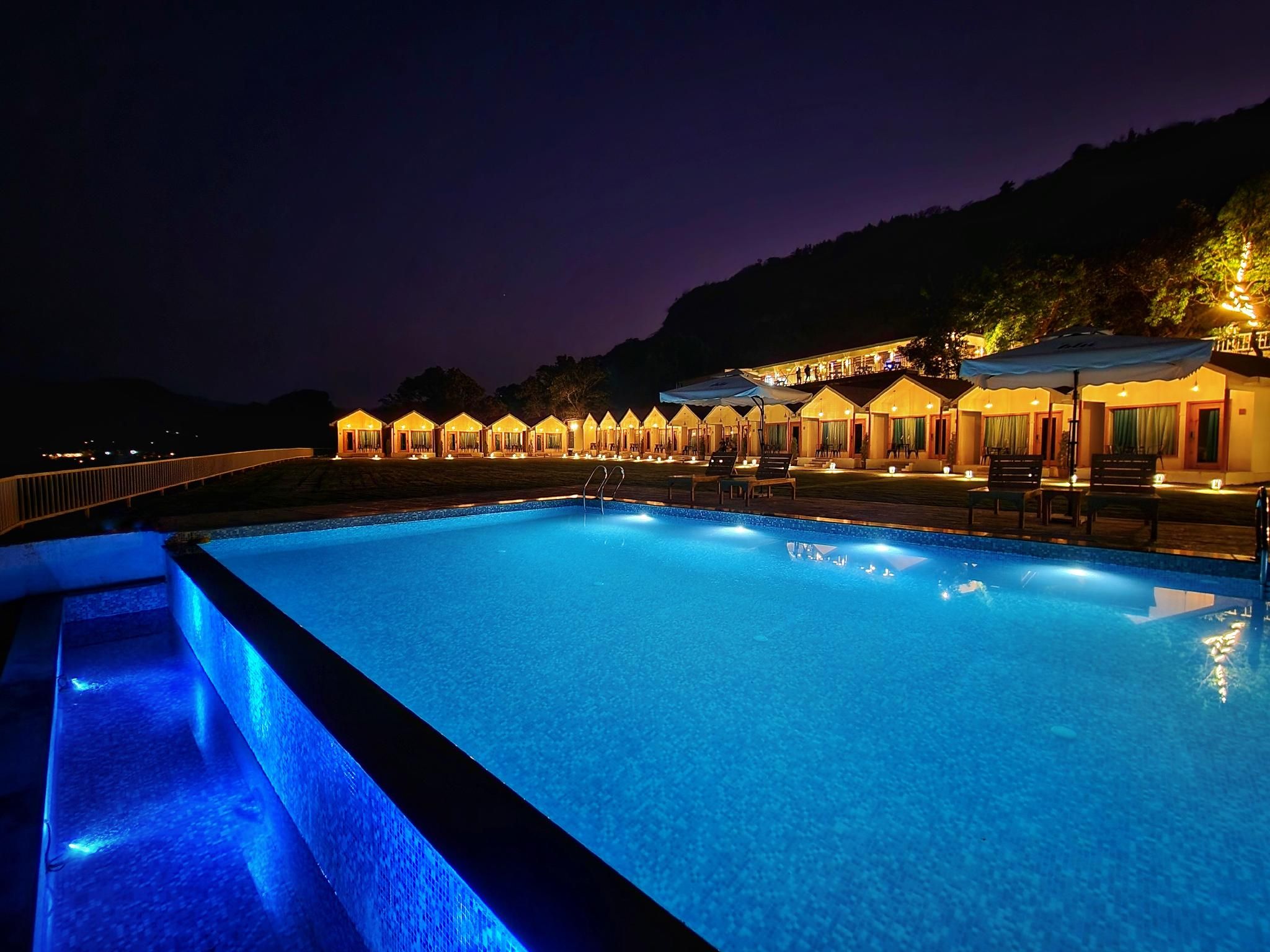 Swimming pool [outdoor]