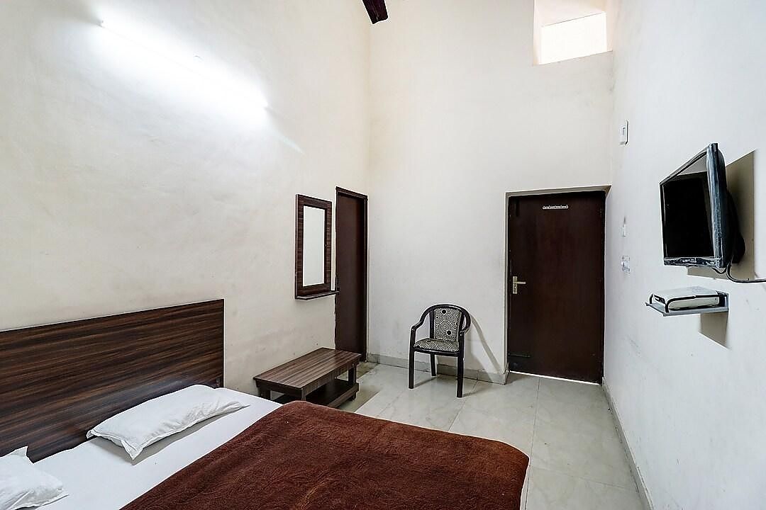 Hotel Sangam Semi Deluxe Room Non AC 6