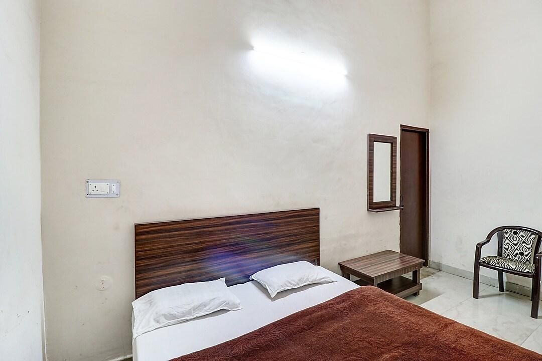 Hotel Sangam Semi Deluxe Room Non AC 4