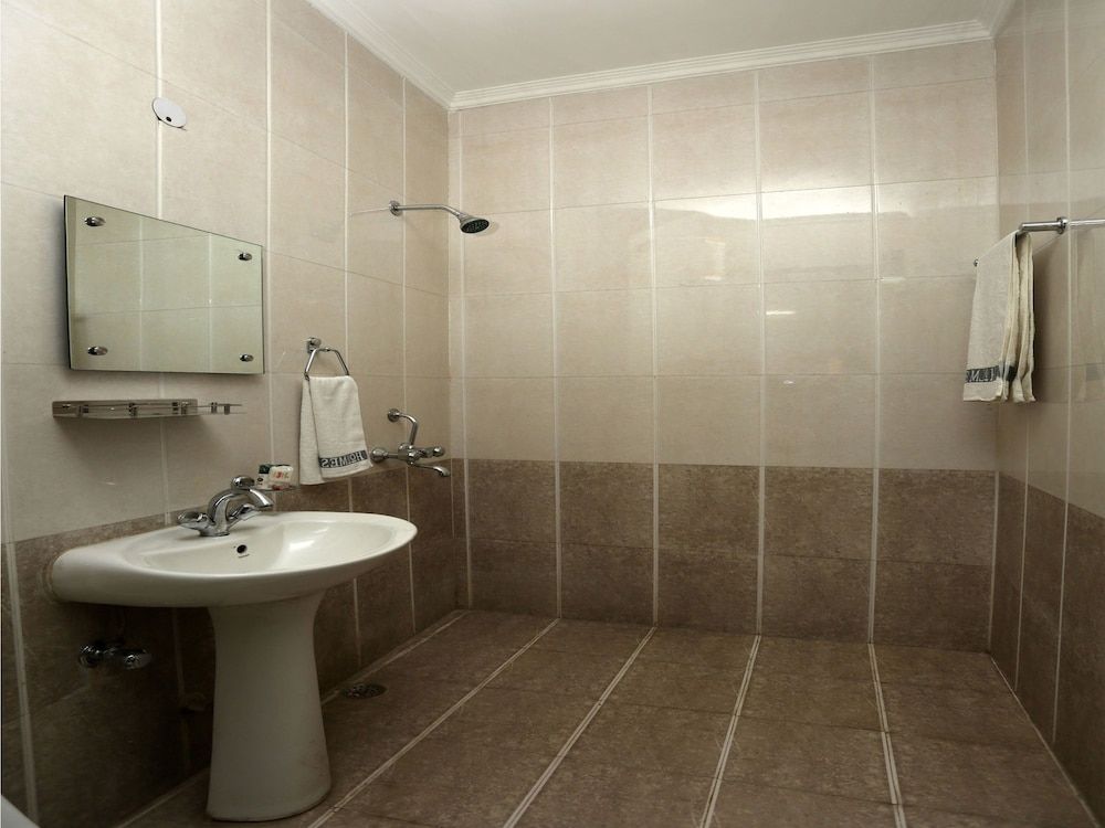 OYO 6575 Shivaay Residency Double or Twin Room 7