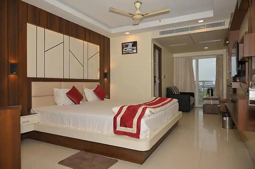 Hotel Mayuri Deluxe Double Bedroom