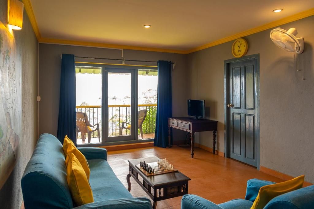 The Hosteller Munnar Deluxe Double Room with Balcony and Valley View 9
