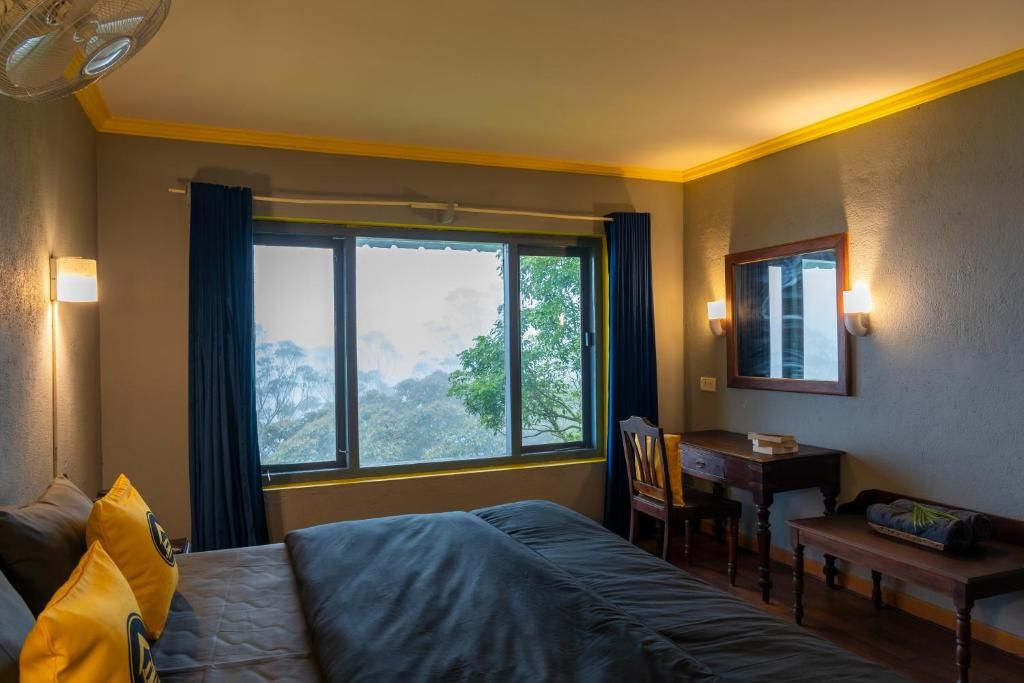 The Hosteller Munnar Deluxe Double Room with Balcony and Valley View 7