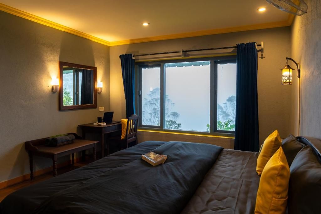 The Hosteller Munnar Deluxe Double Room with Balcony and Valley View 4
