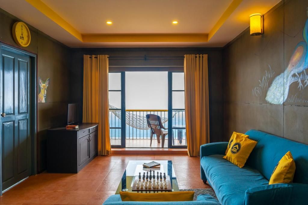 The Hosteller Munnar Superior Double Room with Balcony and Valley View 6