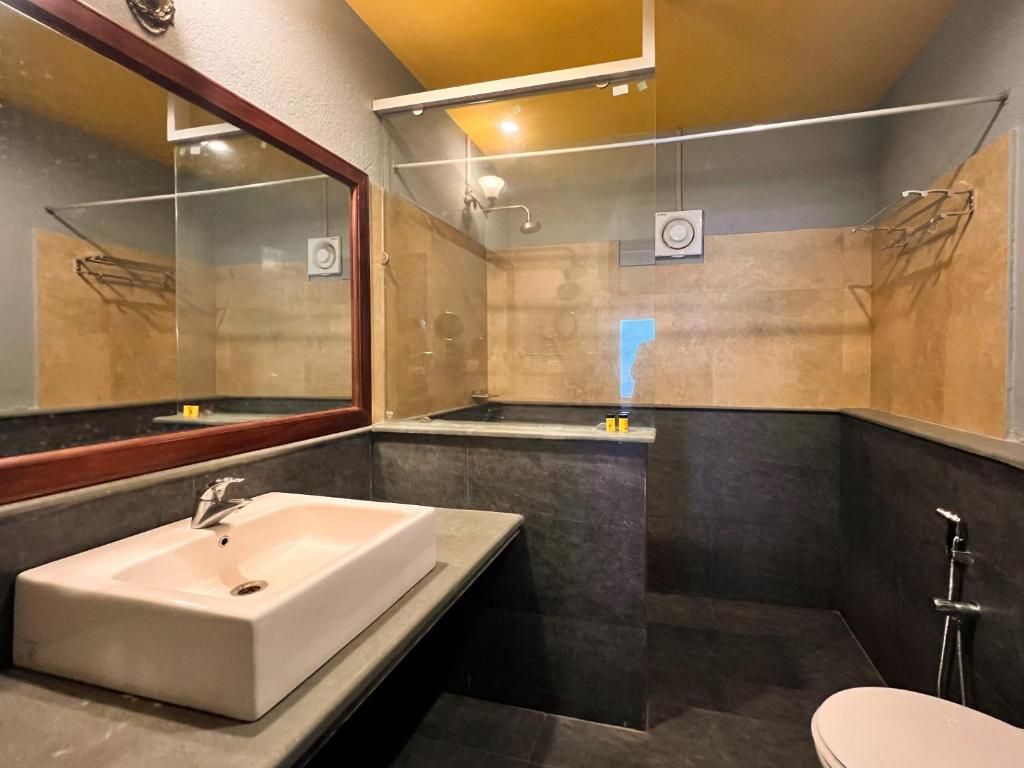 The Hosteller Munnar Superior Double Room with Balcony and Valley View 5