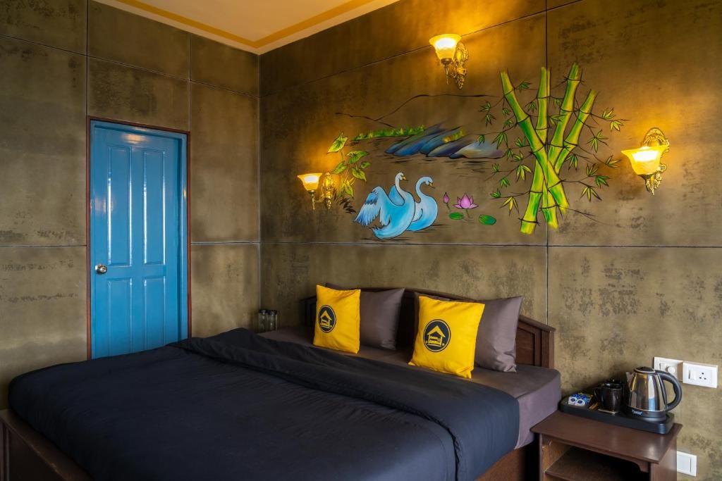 The Hosteller Munnar Deluxe Double Room with Balcony and Valley View 3