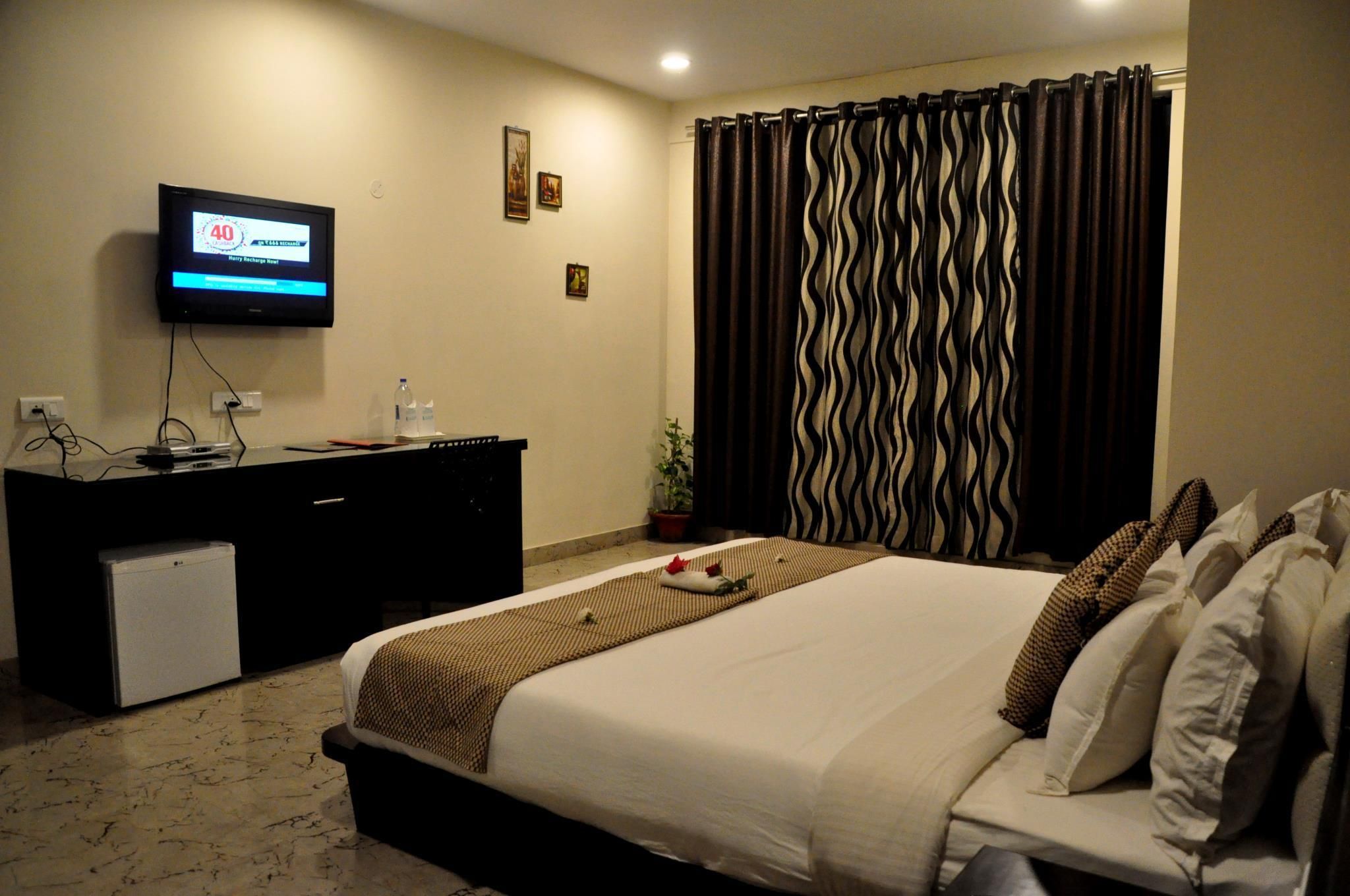 SUNCITY PALACE Deluxe Double Room