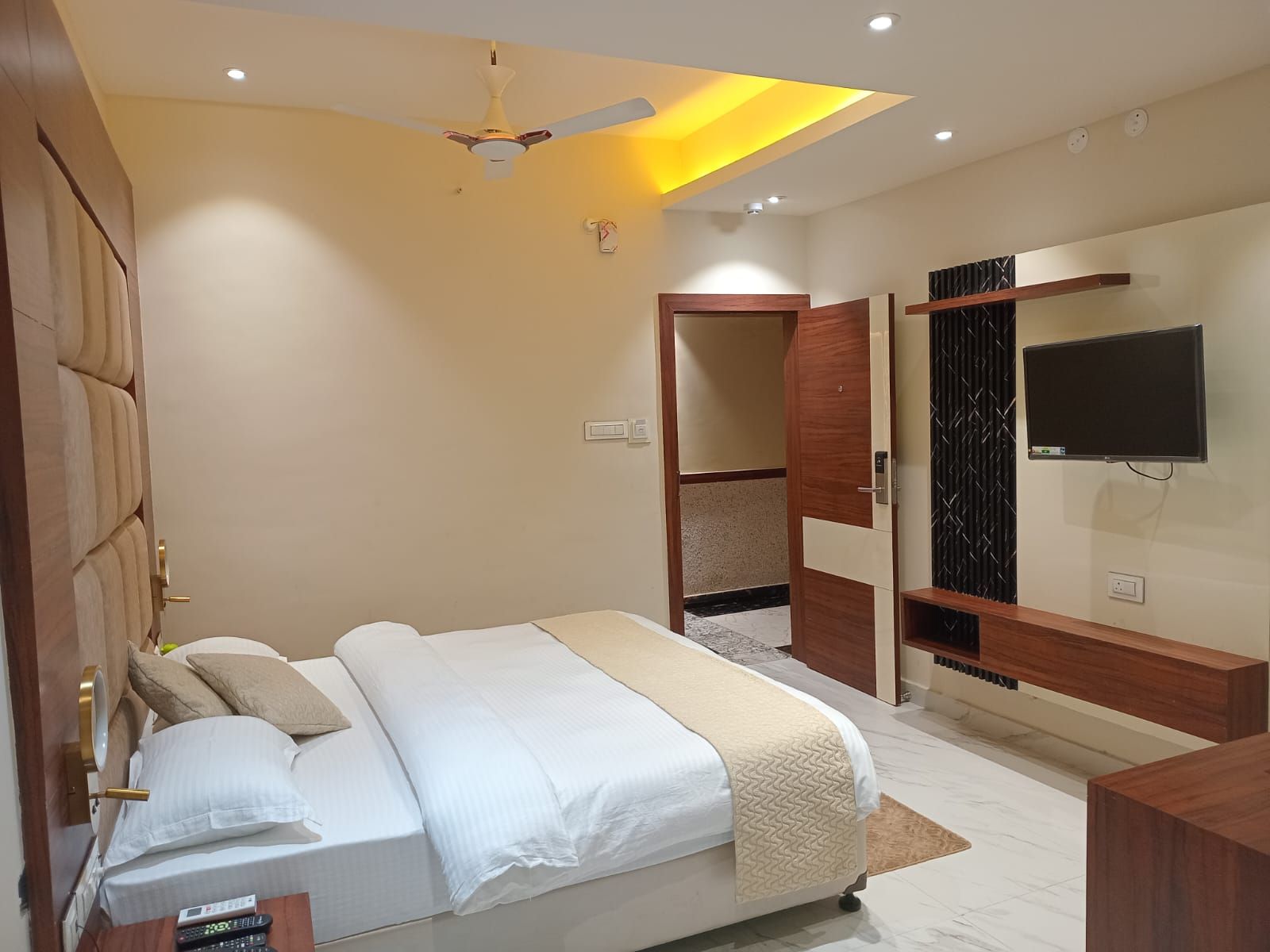 Hotel Asha & Banquet Deluxe Room 3