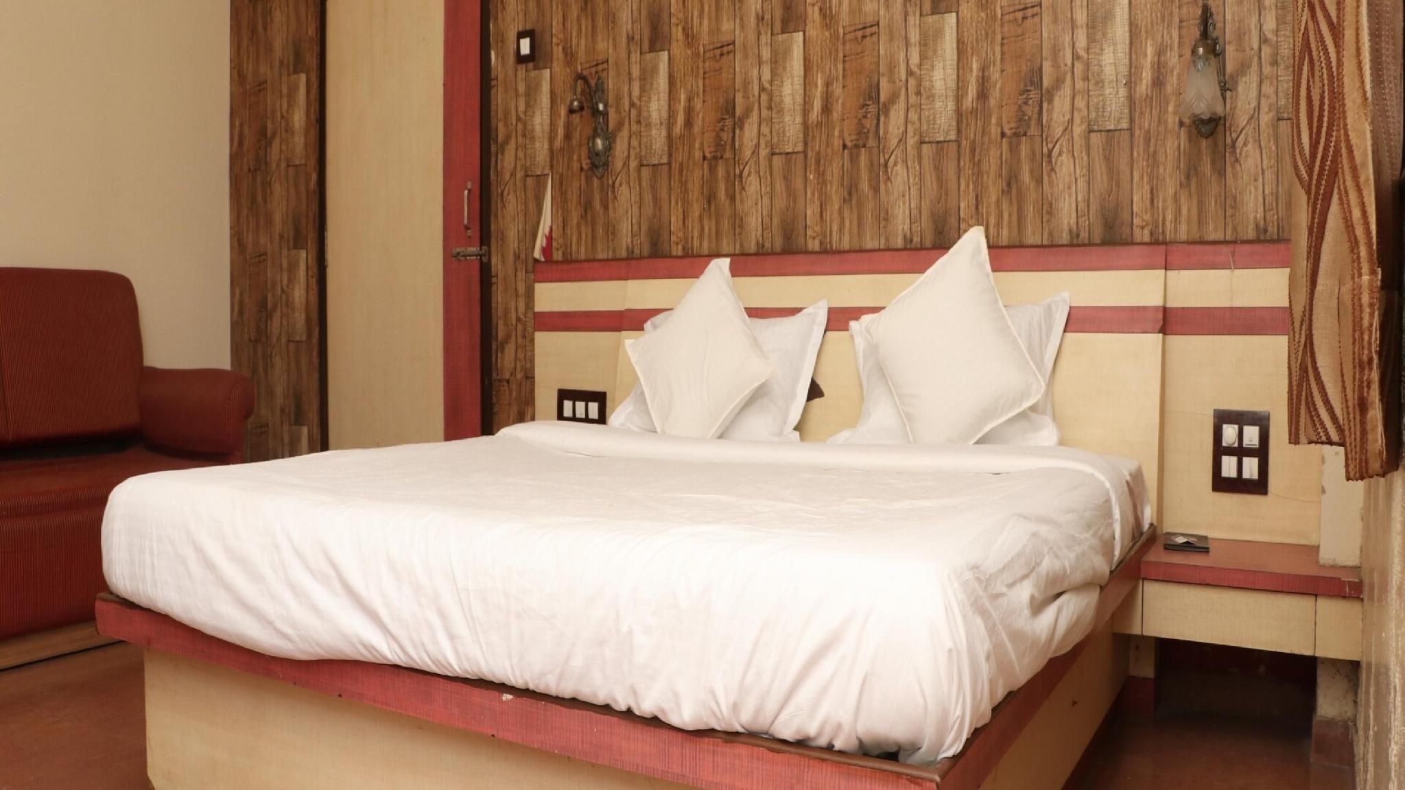 Hotel Shri Shiv Sai (Shirdi) Deluxe Double Bedroom 2