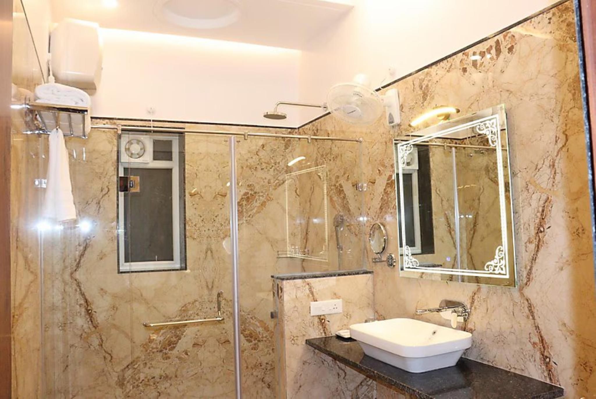 Hotel Shri Shiv Sai (Shirdi) Deluxe Double Bedroom