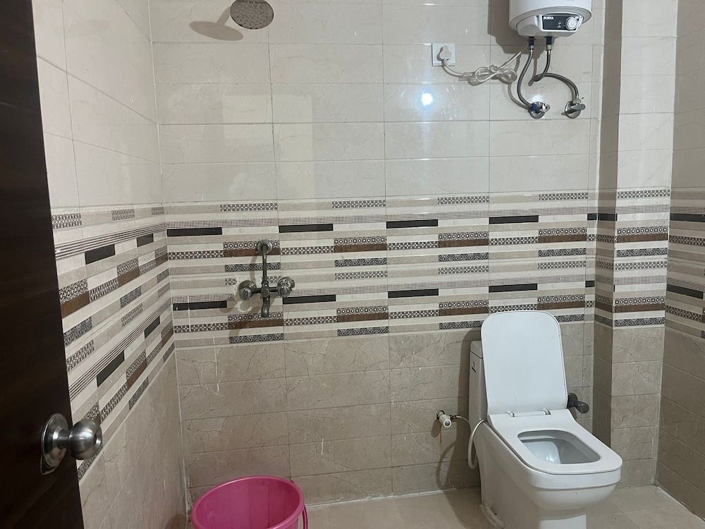 Cleo Elegance Rooms & Banquet Deluxe Room 5