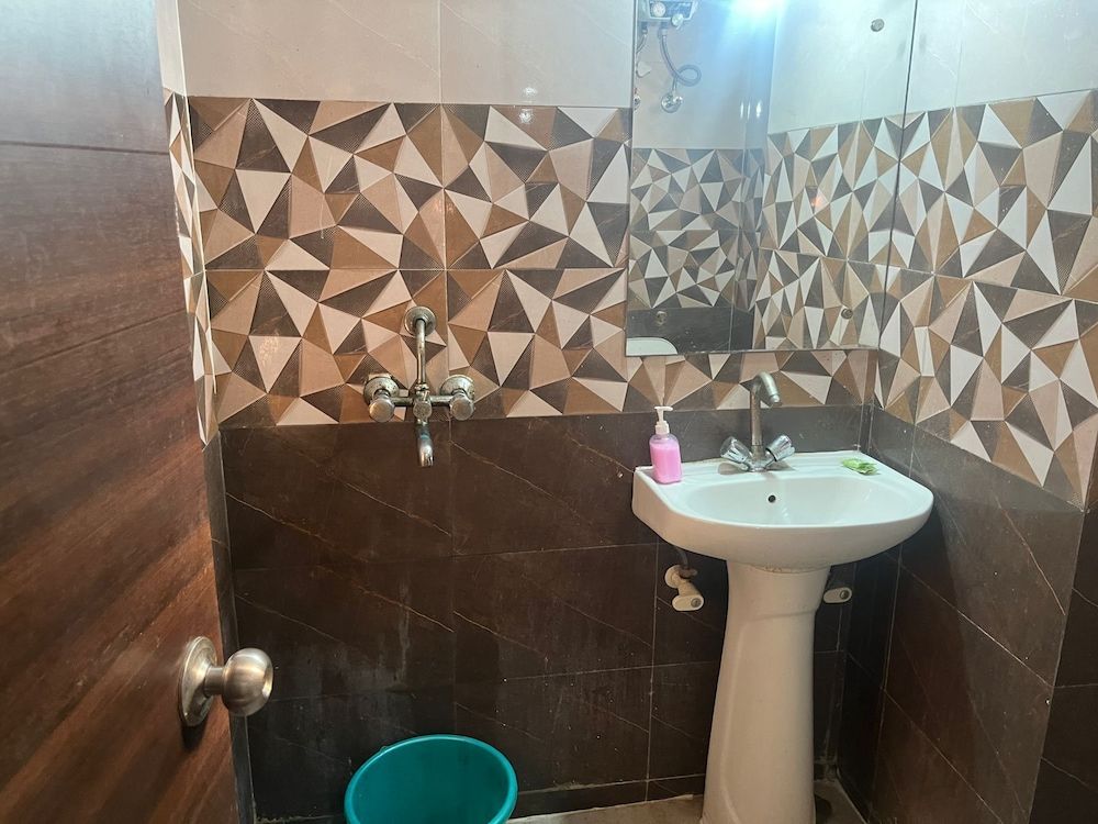 Cleo Elegance Rooms & Banquet Deluxe Room 7