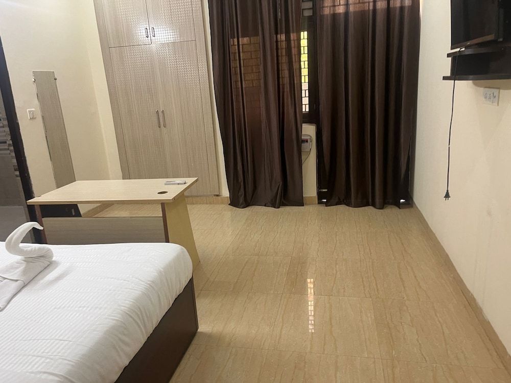 Cleo Elegance Rooms & Banquet Deluxe Room 8