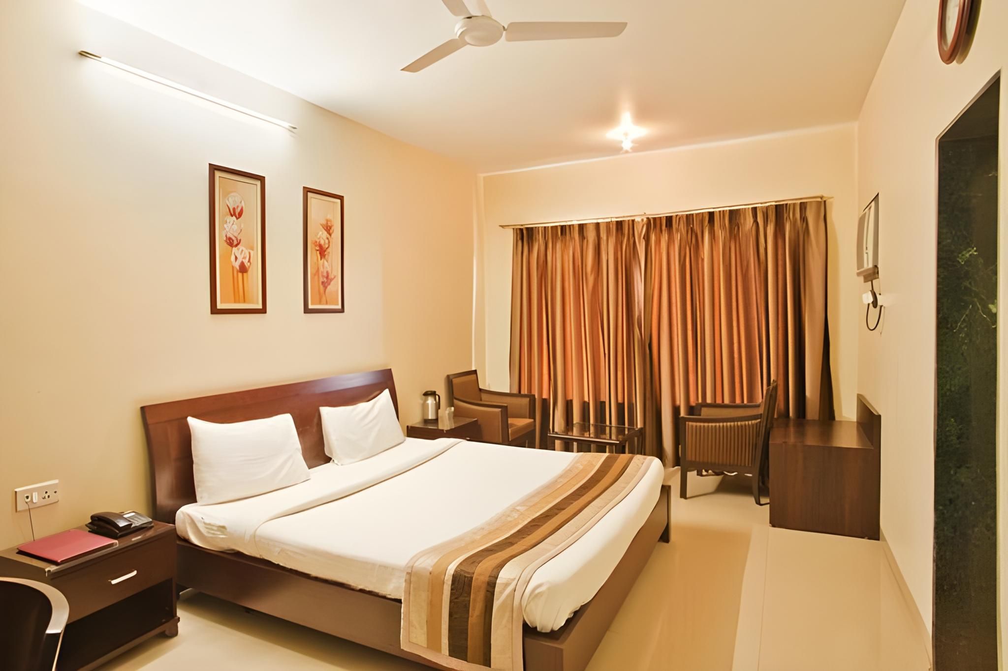 Hotel Reeva Premium King Room - Non-Smoking 2