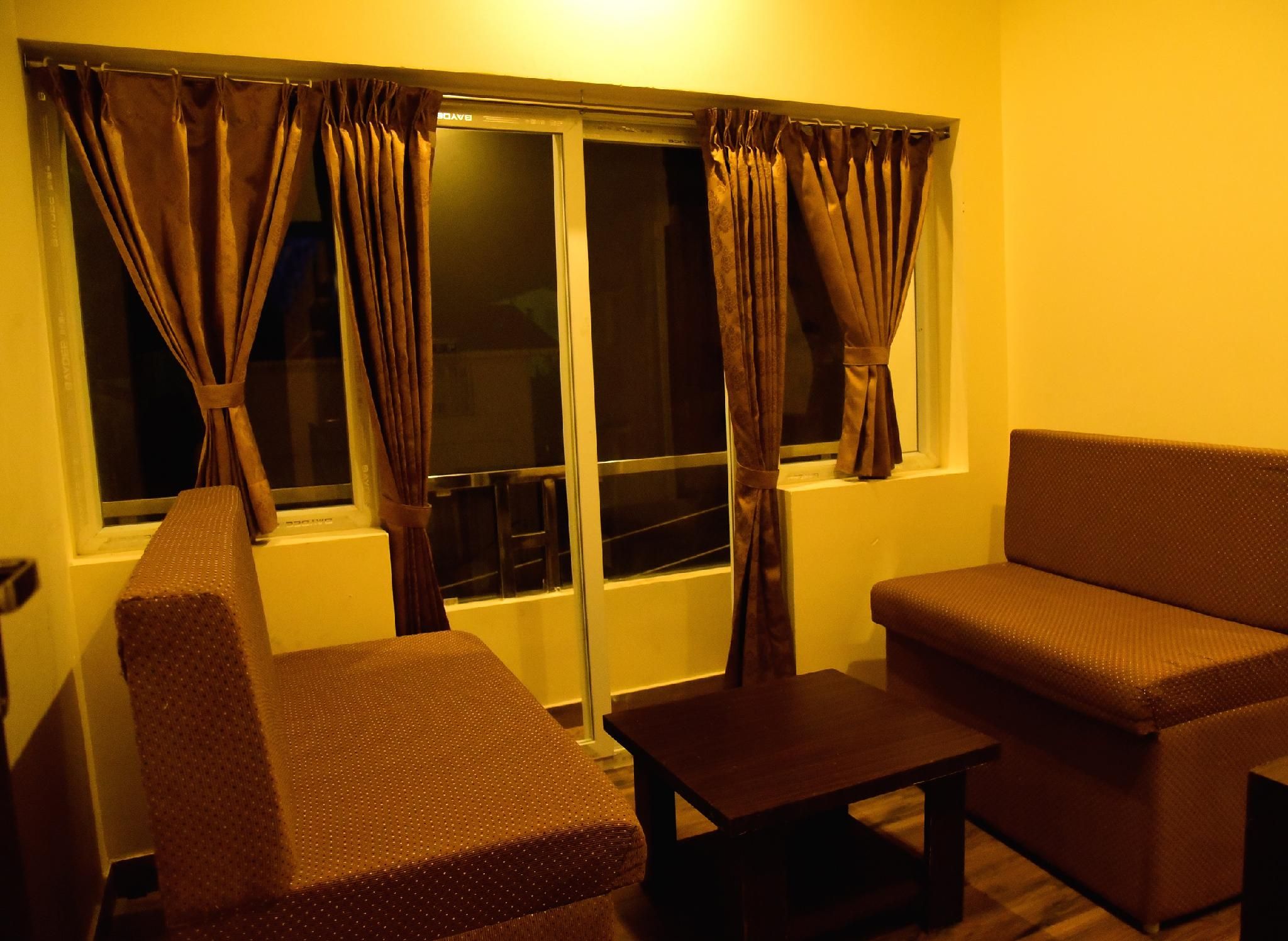 Suite with Bathtub
