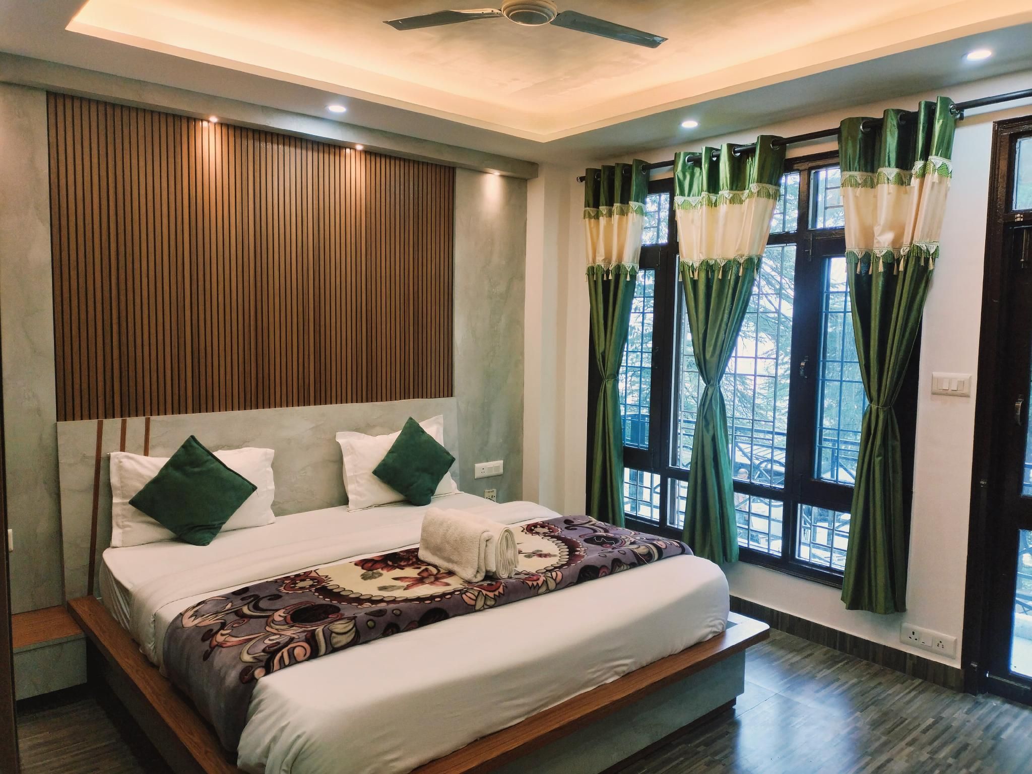 Deluxe Hill View King Room