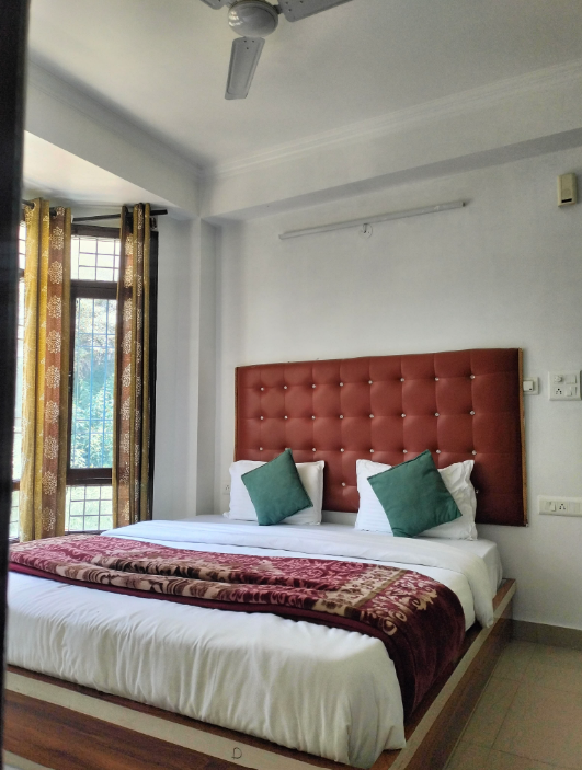Green Forest View Shimla Deluxe Double Bed Room With Mountain view 2