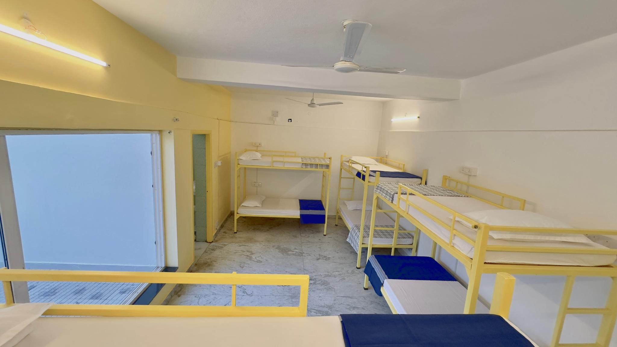 Bed in 8-Bed Mixed Dormitory Room with Sea View