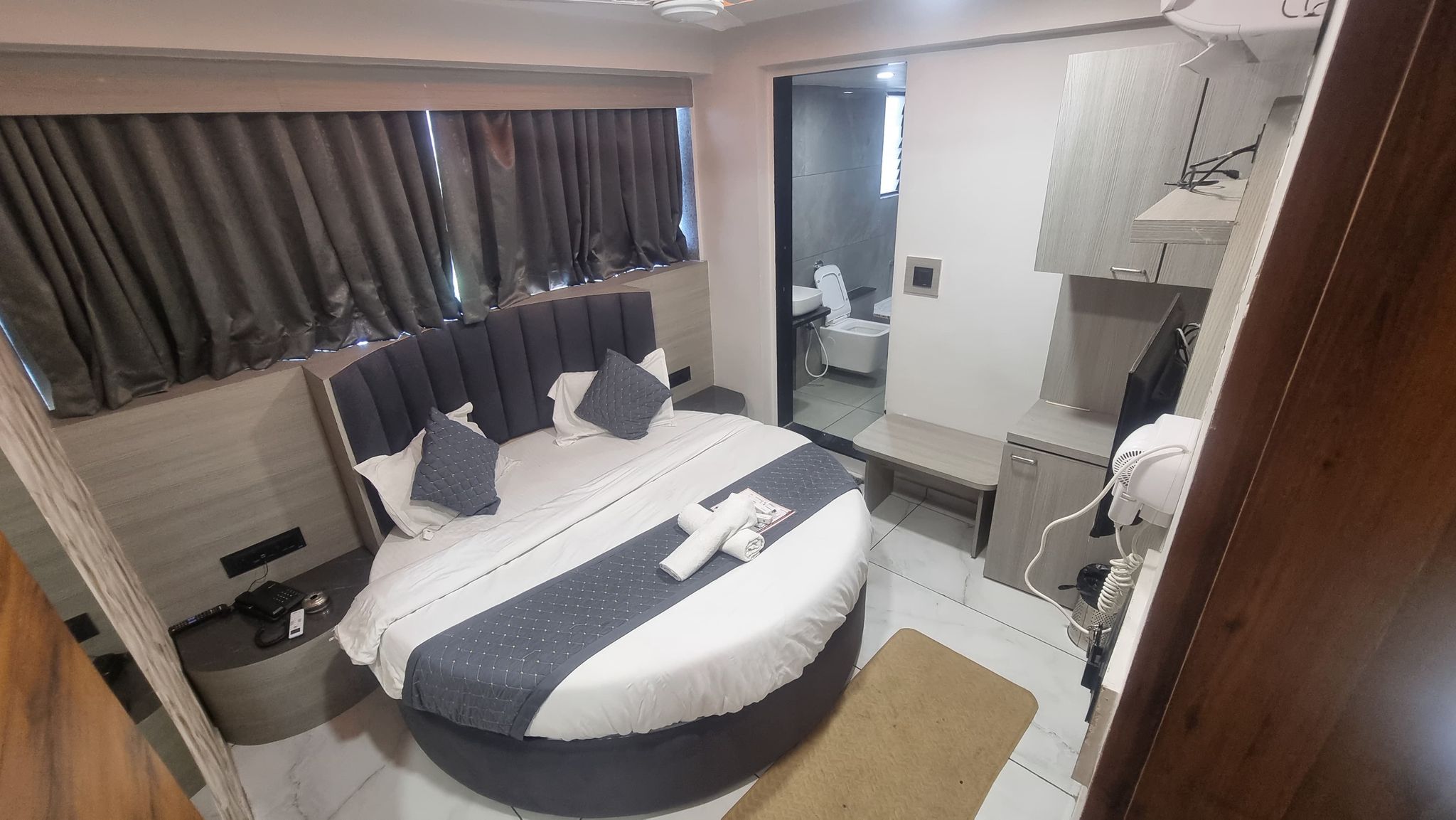 Honeymoon Suite Room With Bath Tub