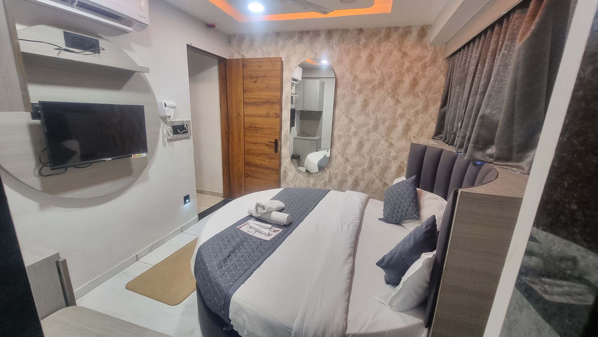 Honeymoon Suite Room With Bath Tub