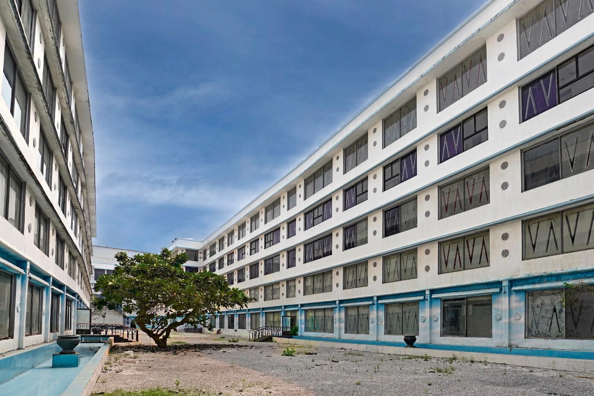 Townhouse Royal Palms Hotel - Lily