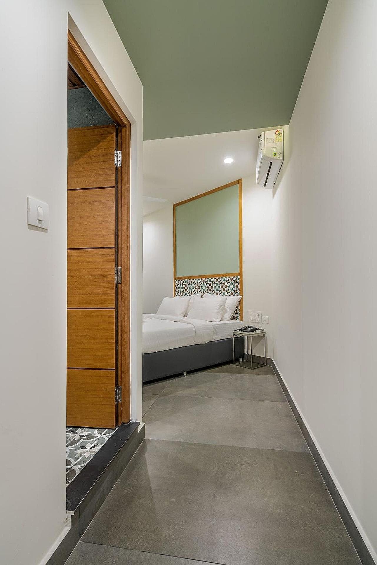 Aryaas Regent Deluxe Room AC 8