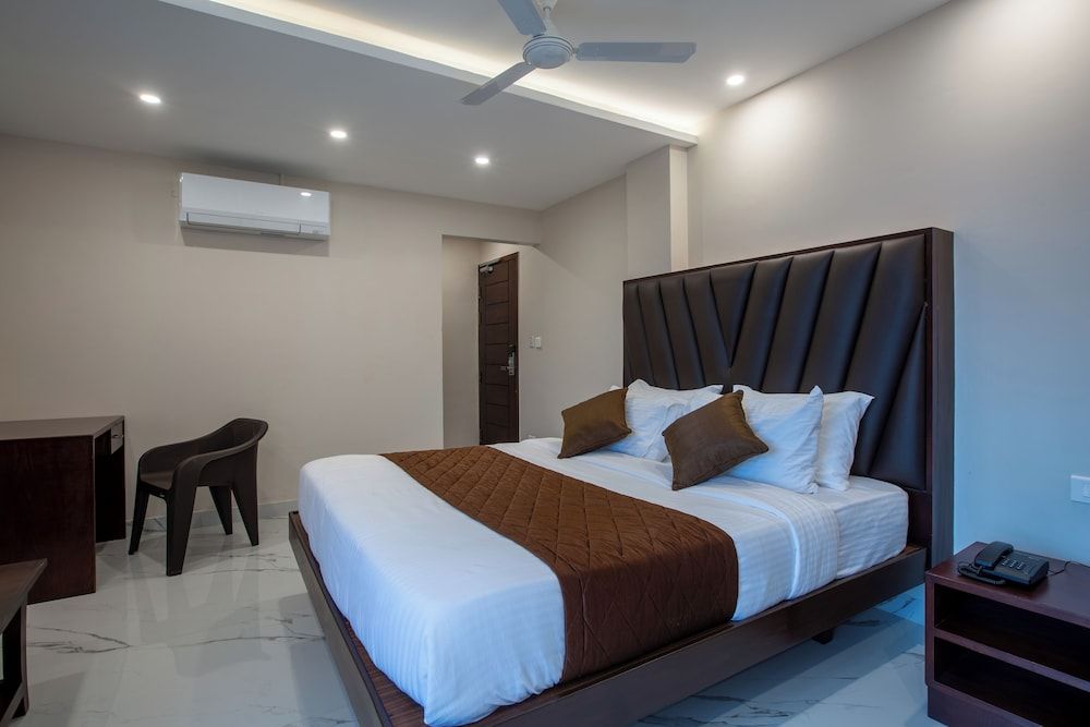 PARKKAVAN TOWERS Deluxe Double Room 2