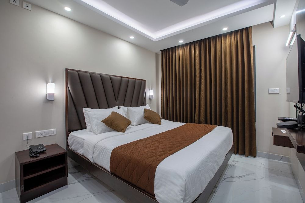 PARKKAVAN TOWERS Deluxe Double Room