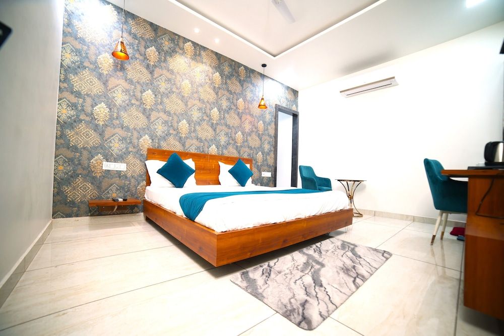 Royal Palace Super Deluxe Room 7