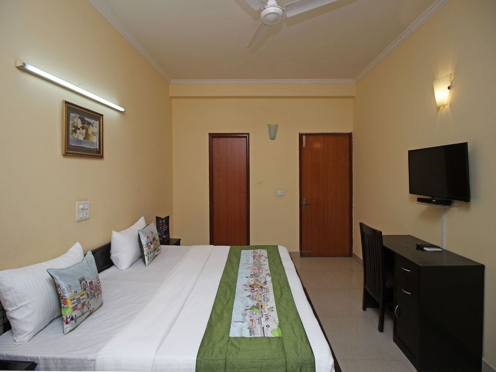 OYO 6608 Sector 56 Double or Twin Room 12
