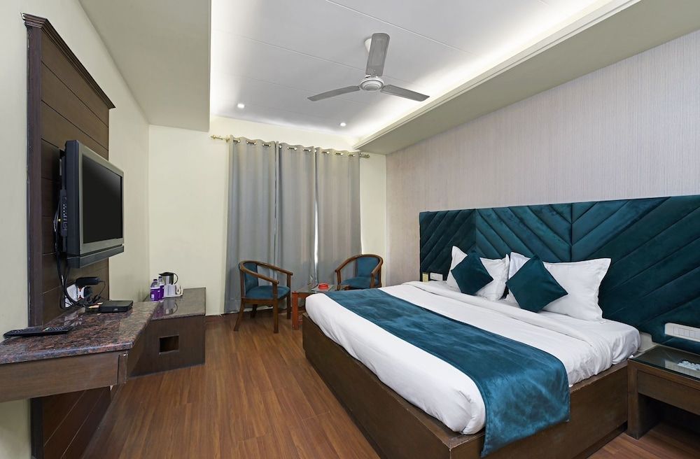 Hotel Paras Superior Room