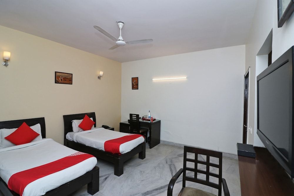 OYO 595 Hotel Aravali View Standard Double Room 6