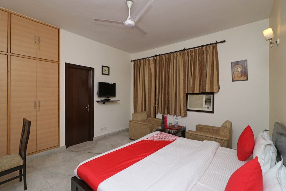 OYO 595 Hotel Aravali View Standard Double Room 9