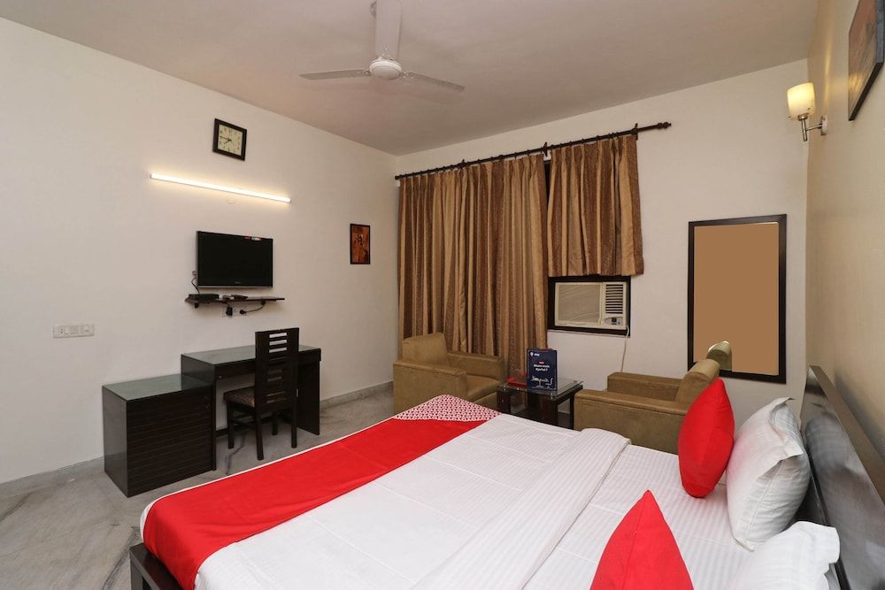 OYO 595 Hotel Aravali View Standard Double Room 5