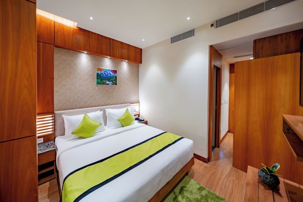 Payel Multiplaza Deluxe Room, 1 Queen Bed, City View 2