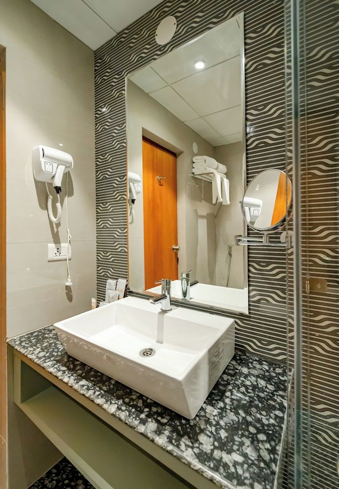 Payel Multiplaza Deluxe Room, 1 Queen Bed, City View 4