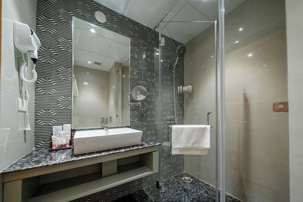 Payel Multiplaza Deluxe Room, 1 Queen Bed, City View 3