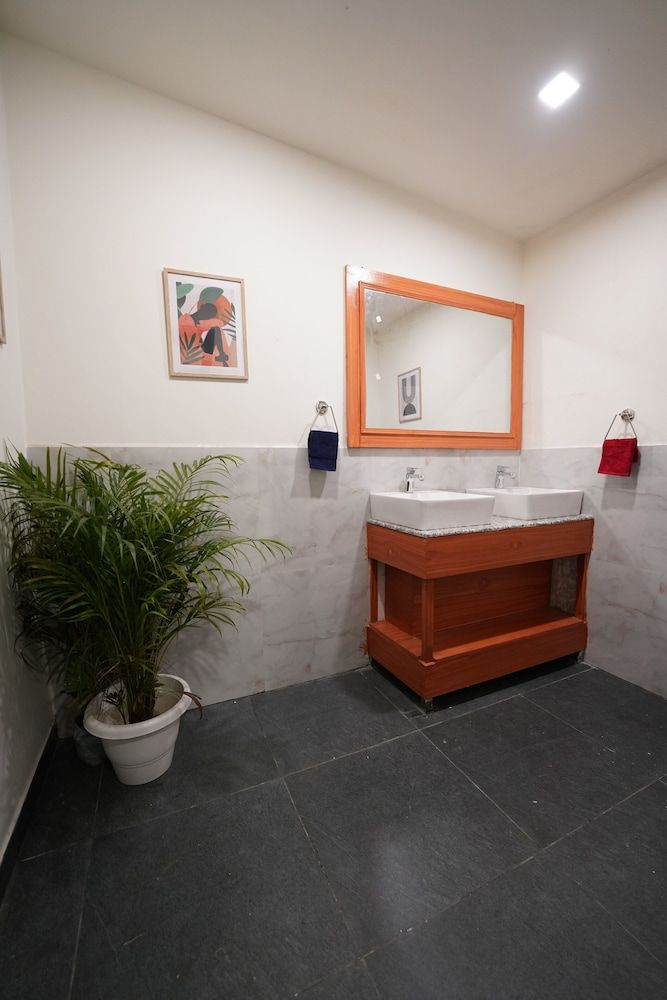 The Solace Bir Shared Dormitory, Women only 5