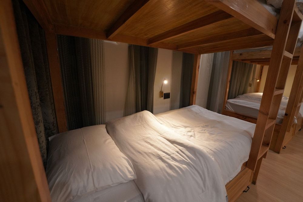 The Solace Bir Shared Dormitory, Women only 2